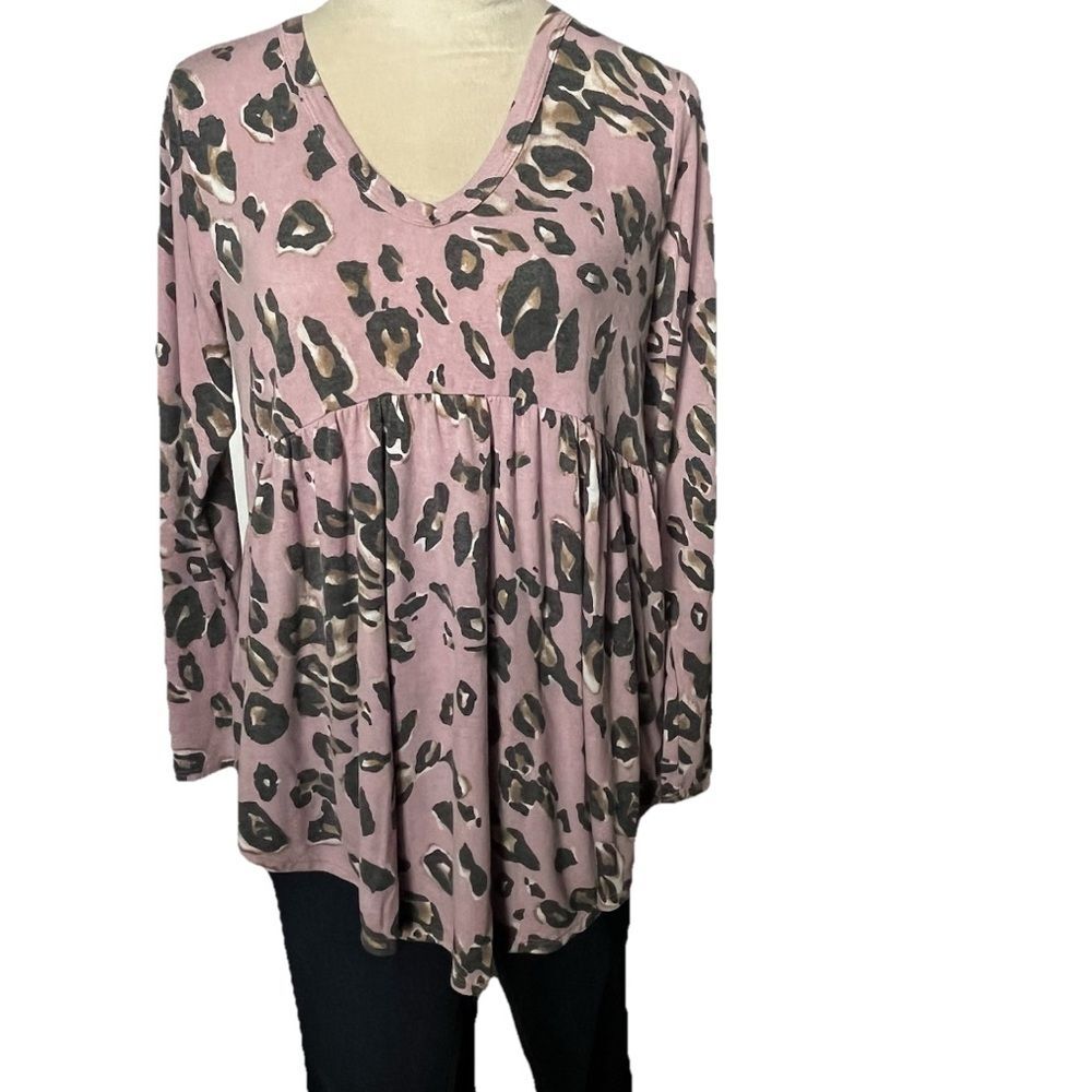 Heimish USA Dusty Pink Black Leopard Print Long sleeve V-neck Curved Hem Small